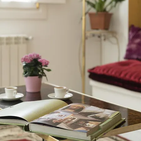 La Casa De Camelias Busto